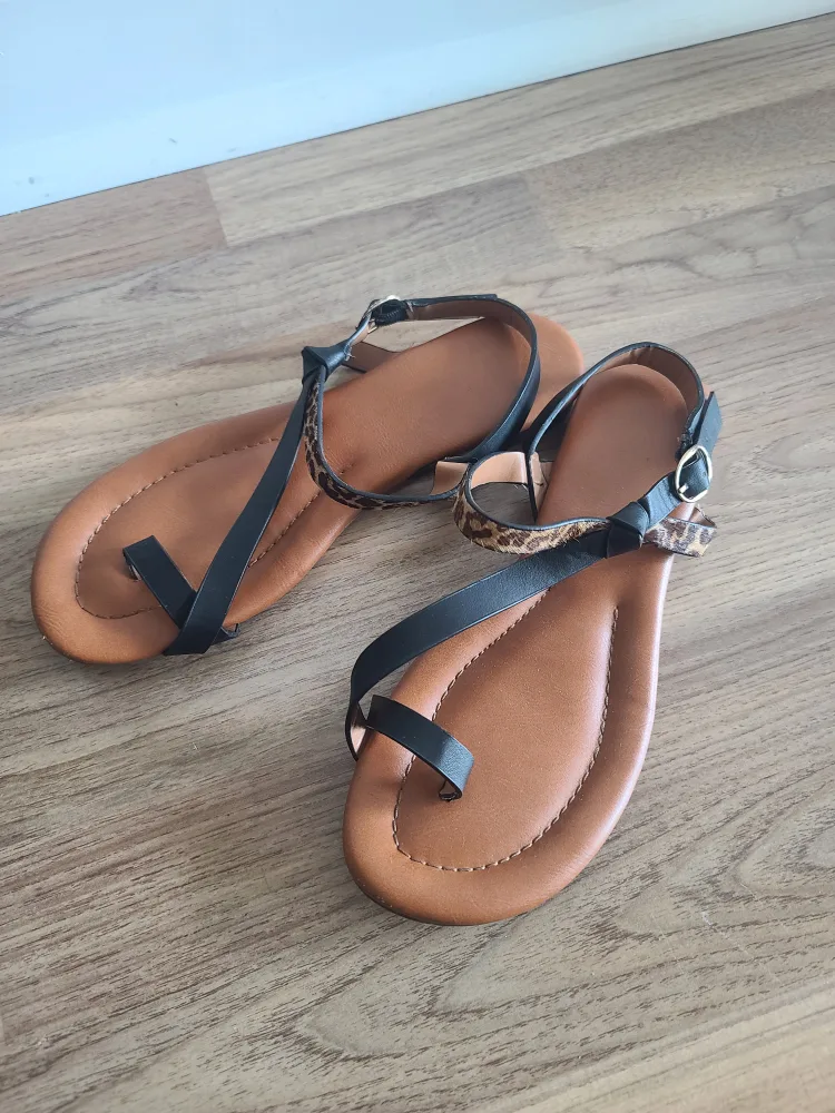 Kensie Sandals Size 7, black & leopard print thumbnail