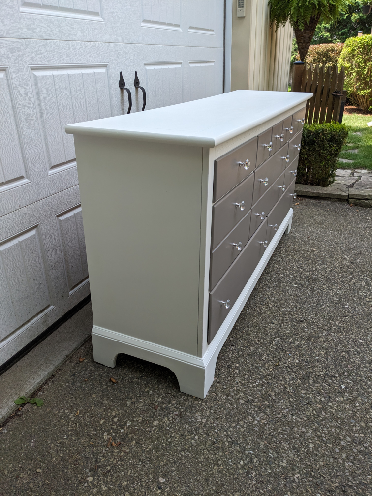8 Drawer Dresser In Solid Wood -Like New - photo 3