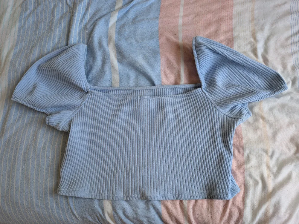 H&M Light Blue Ribbed Crop Top - Size L image indicator(3)