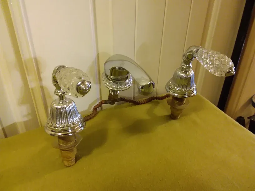 Vintage Crystal Handle Bathroom Faucet 🇨🇦 thumbnail
