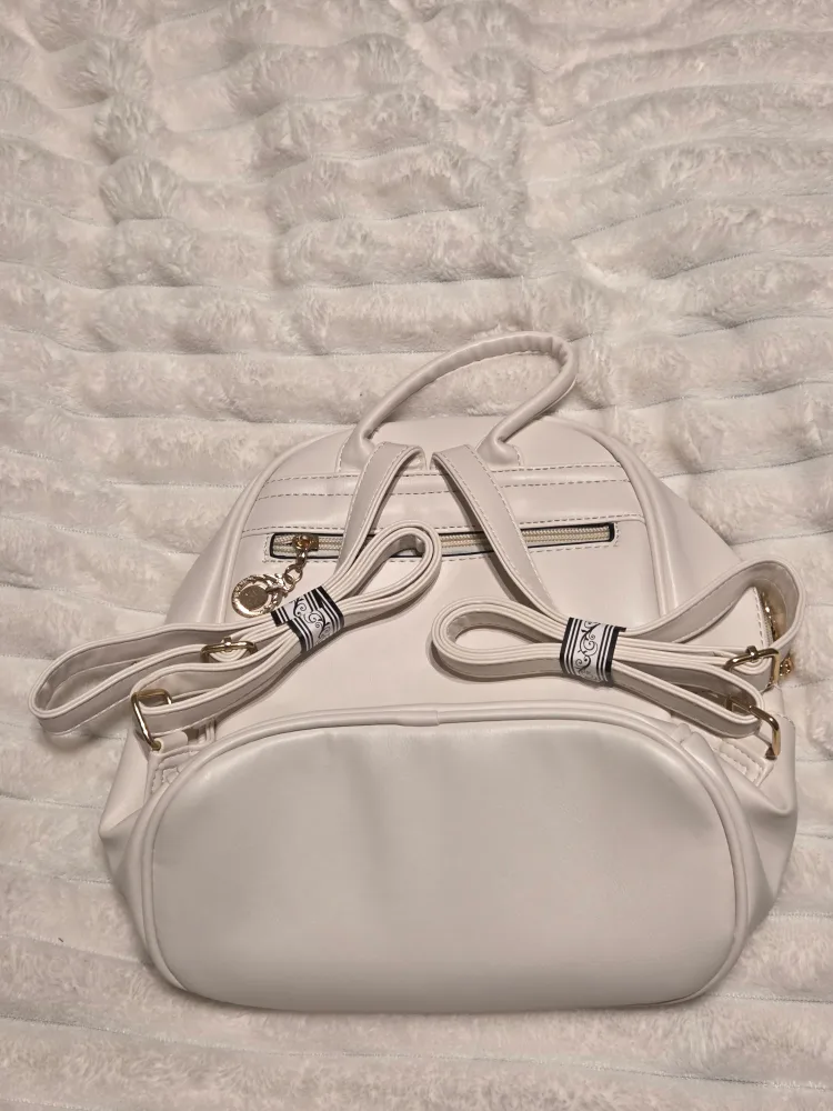 White Quilted Backpack image indicator(4)