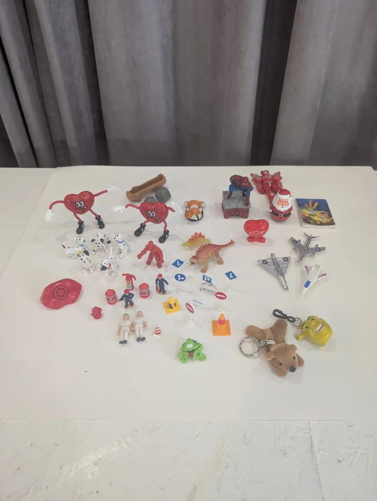 Assorted vintage Toy Figures - 90s / early 2000s image indicator(2)