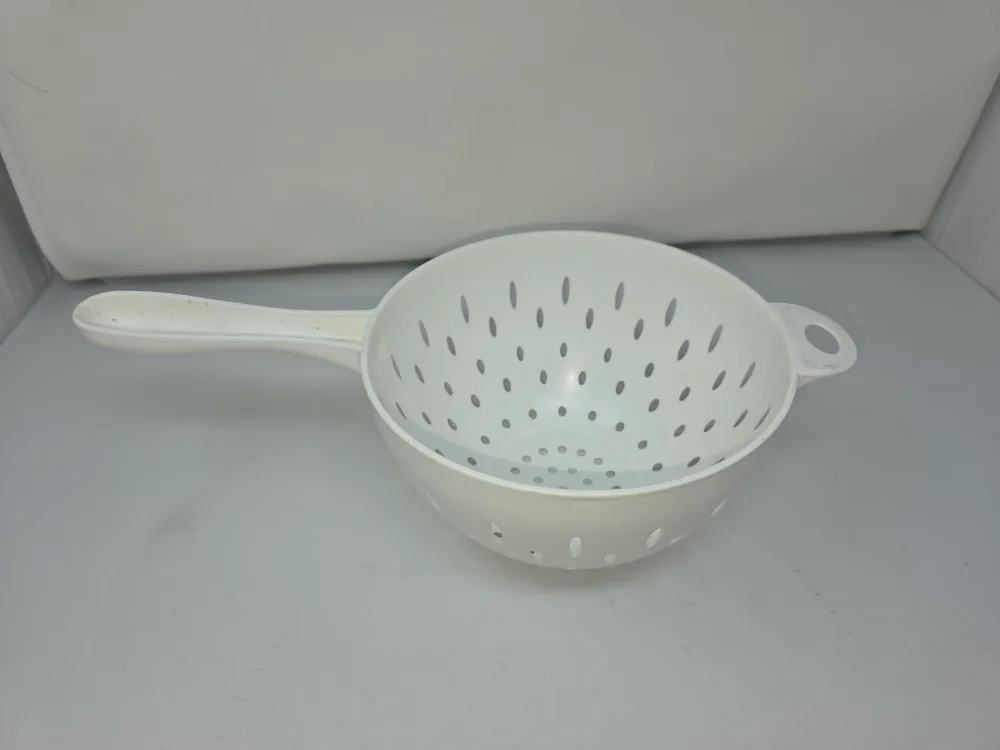 White Plastic Colander 🇨🇦 thumbnail