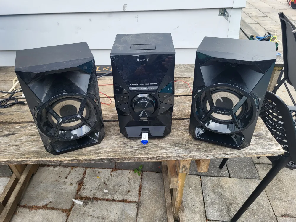 Sony MHC-EC619iP Home Audio System thumbnail