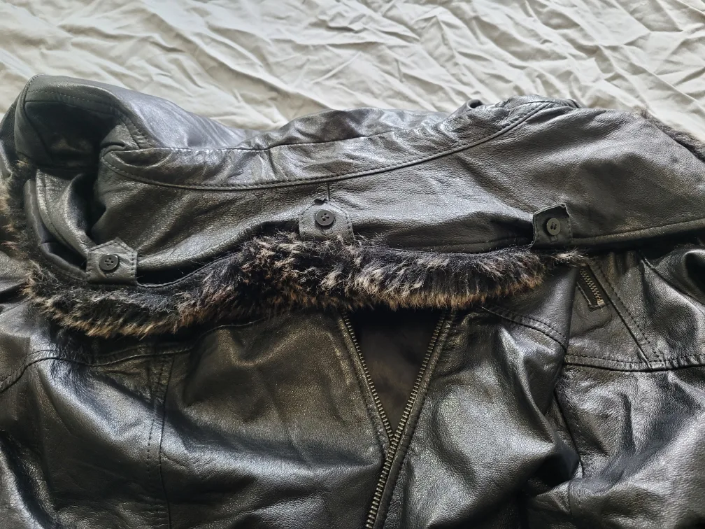 Women's Danier Leather Jacket with Fur Collar - Size M image indicator(5)