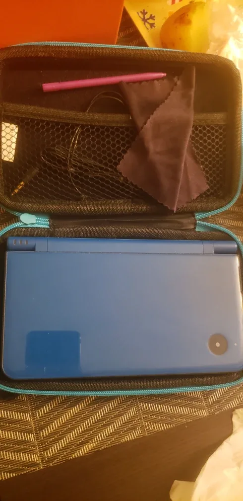 Nintendo DSi XL Blue with Case image indicator(4)