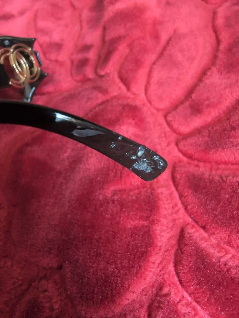 🇨🇦 Chanel Sunglasses with Case image indicator(4)