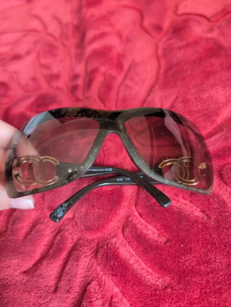 🇨🇦 Chanel Sunglasses with Case image indicator(6)