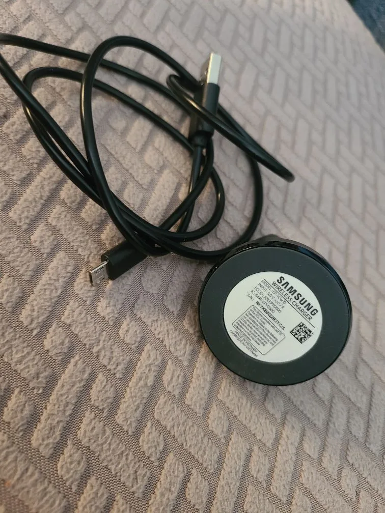 Samsung smartwatch wireless charger. Gear Sport SM-R600 thumbnail