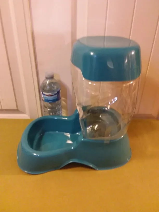 ➡️ Aspen Pet Gravity Water 💦 Dispenser 🐕 💨 🐈 🆕 image indicator(2)