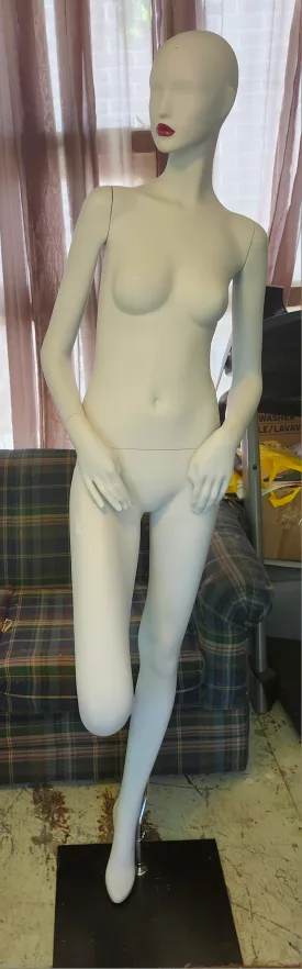 2 Ladies Mannequin thumbnail