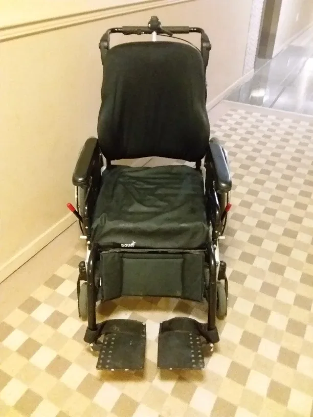 ➡️ Roho Healthcare Tilt Assist Wheelchair w / Table Attachment ♿ image indicator(2)