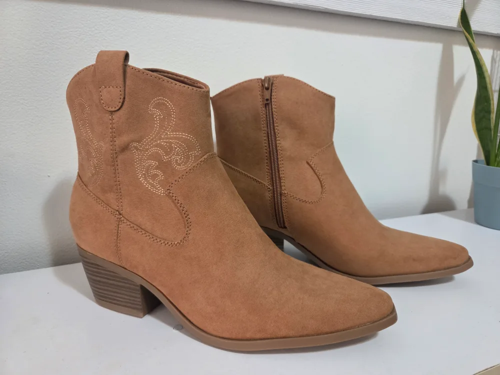 (s.10) BNWT Comfy Cowgirl Boots thumbnail