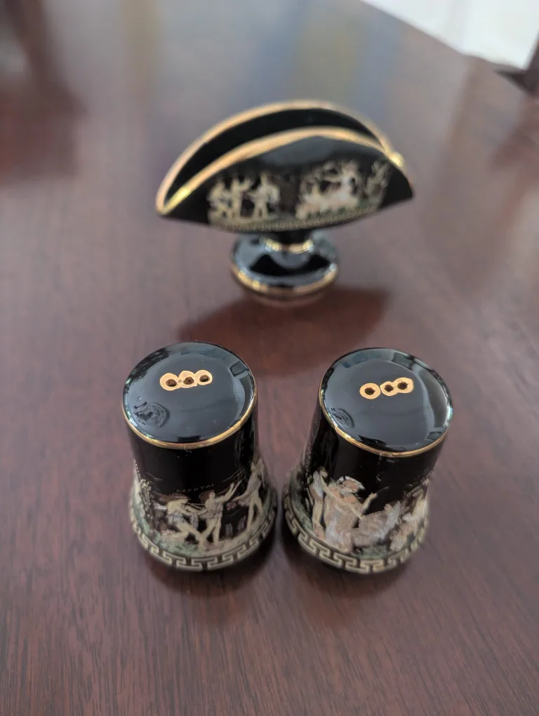 24k Gold Napkin Holder & Salt/Pepper Shakers image indicator(7)