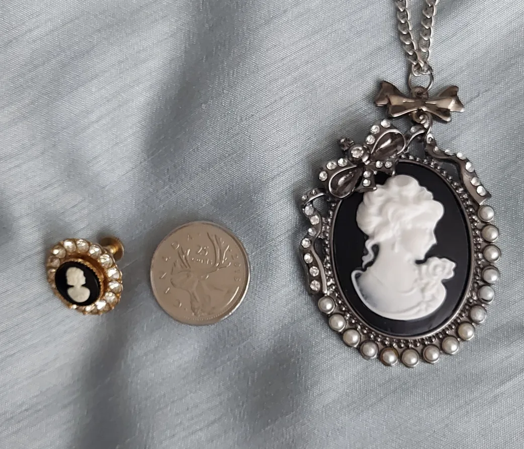 Cameo Pendant Necklace & Earrings Set image indicator(5)