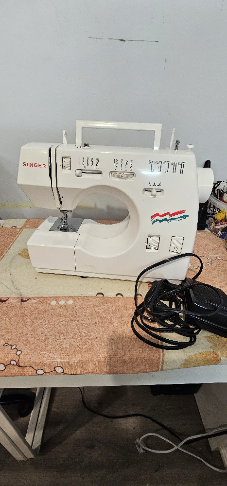 Singer Sewing Machine with Box - photo 2