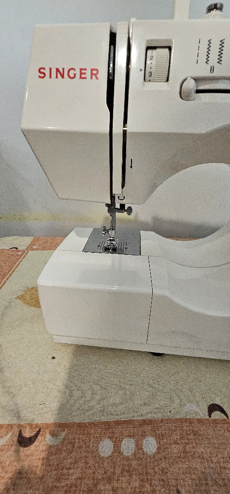 Singer Sewing Machine with Box - photo 3