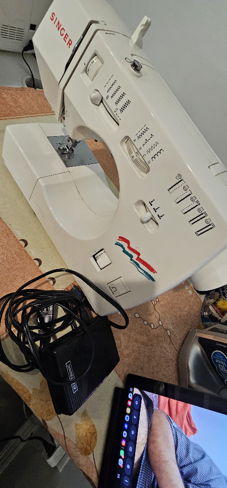 Singer Sewing Machine with Box - photo 4
