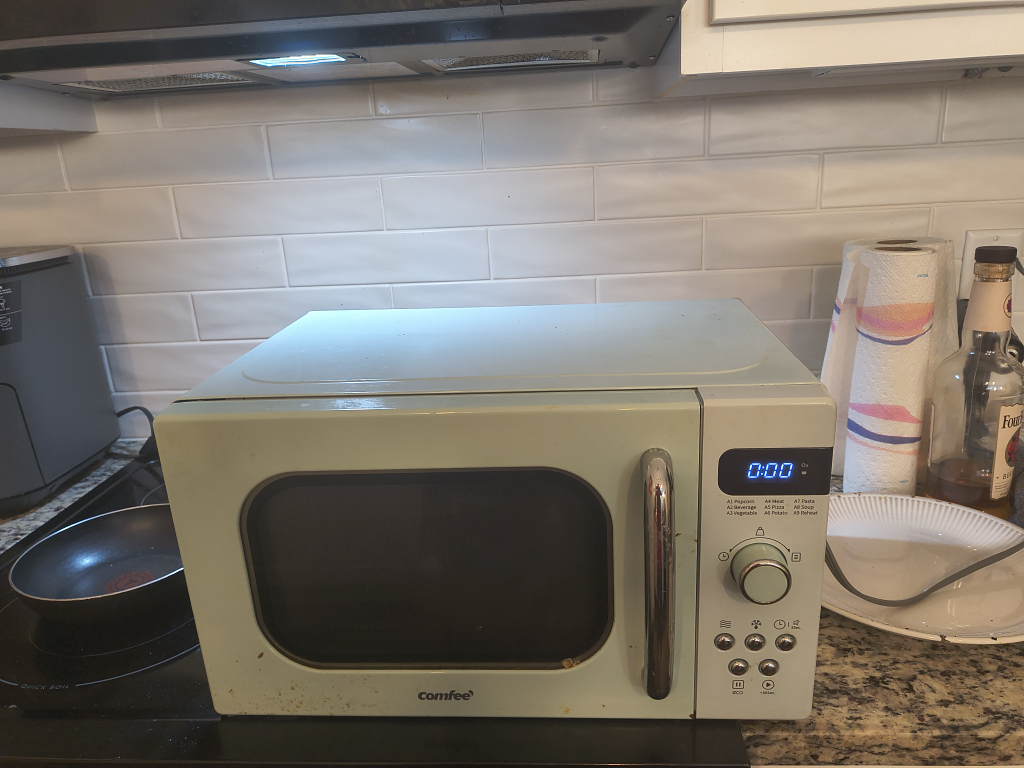 Comfee' Retro Countertop Microwave