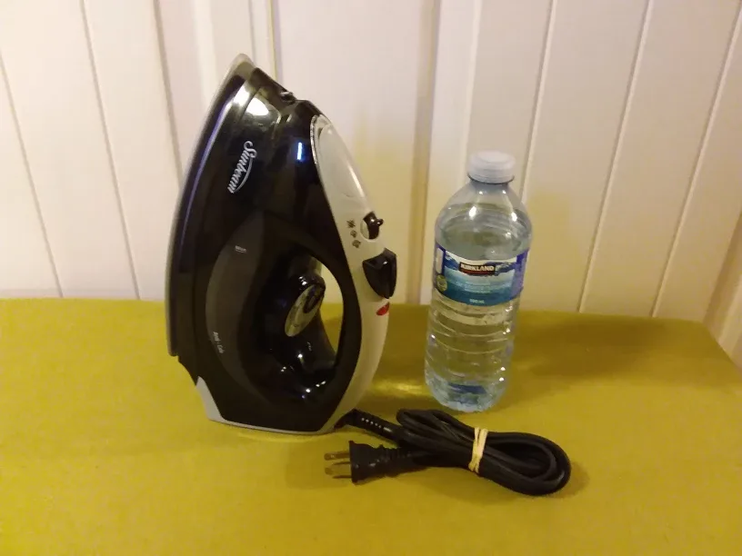 Sunbeam Steam Iron - Black & White 🇨🇦 thumbnail