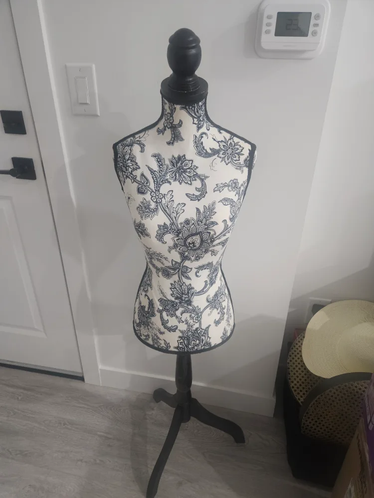 Floral Pattern Mannequin thumbnail