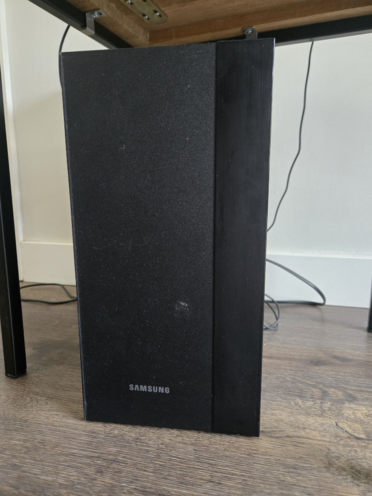 Samsung 55 Inch QL3D TV Q6F & Soundbar- Great Sound! - photo 2