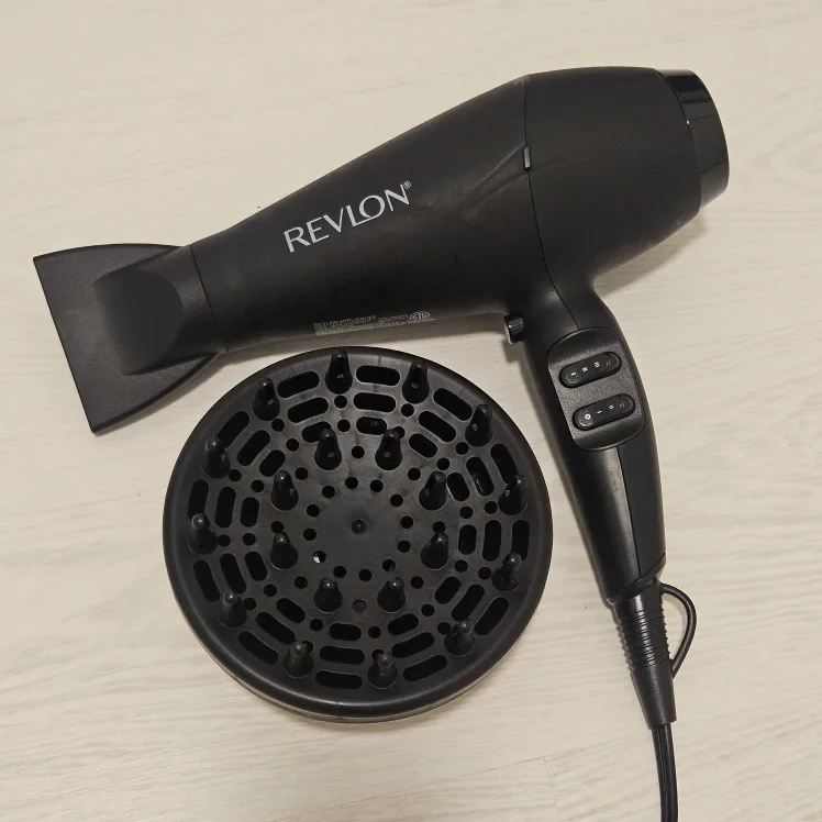 🔥Moving sale🔥Revlon Hair Dryer with Concentrator & Diffuser thumbnail