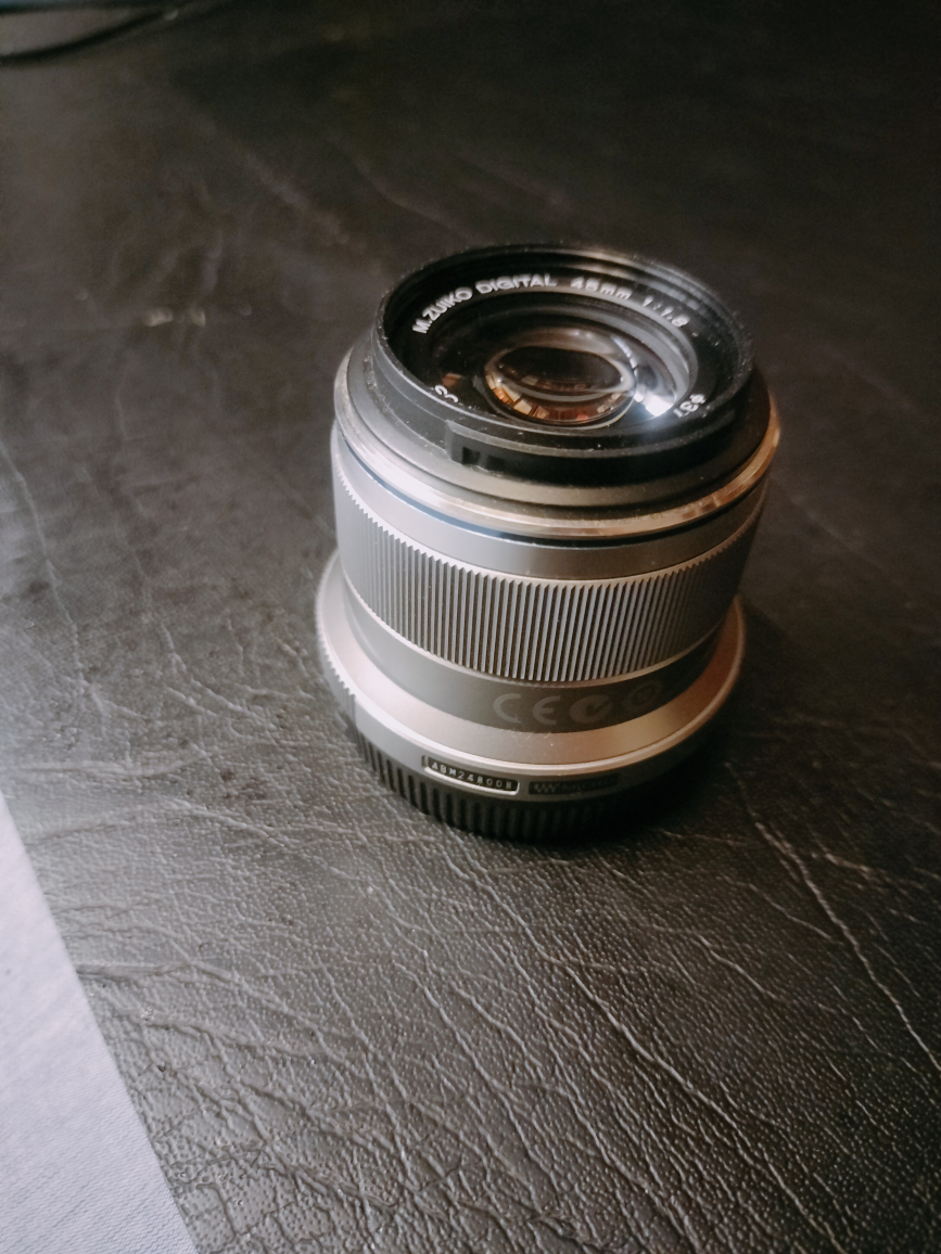 Olympus M.Zuiko Digital 45mm f/1.8, 0.5m/1.64ft, Lens Silver - photo 2