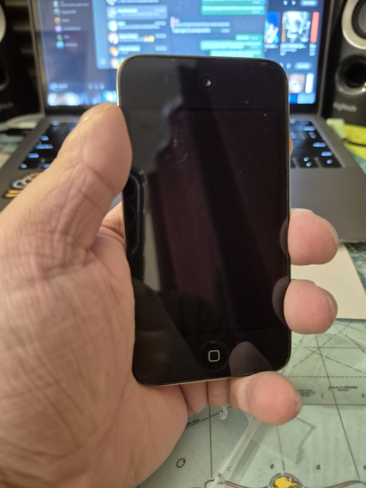 Apple iPod Touch 4th Gen 16GB with Case
