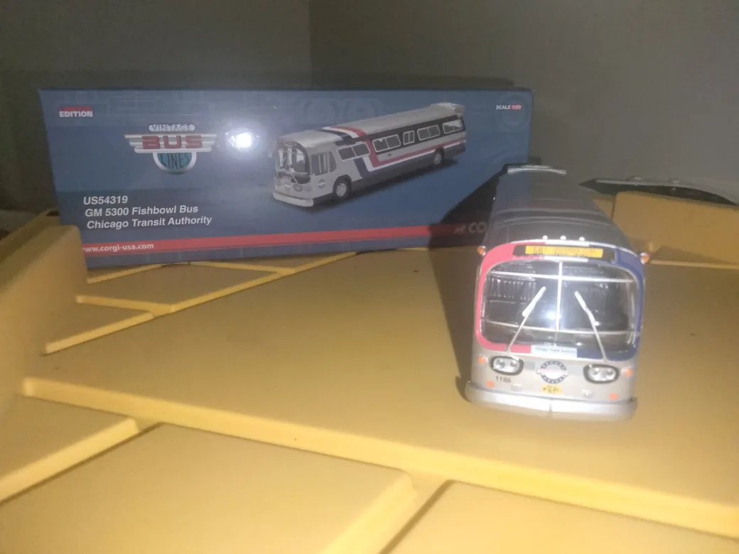Corgi US54319 GM 5300 Fishbowl Bus thumbnail
