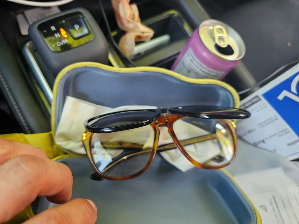 Gucci Flip-up Sunglasses with Case need to be gone asap image indicator(2)