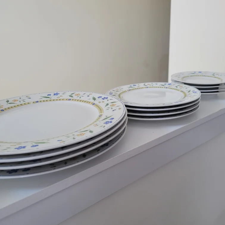 Set of 16 Soup Bowls & Dishes image indicator(3)