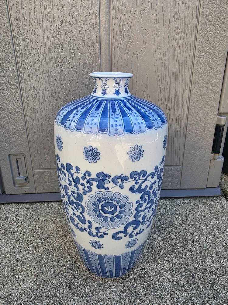 Blue & White Porcelain vintage Asian Vase thumbnail