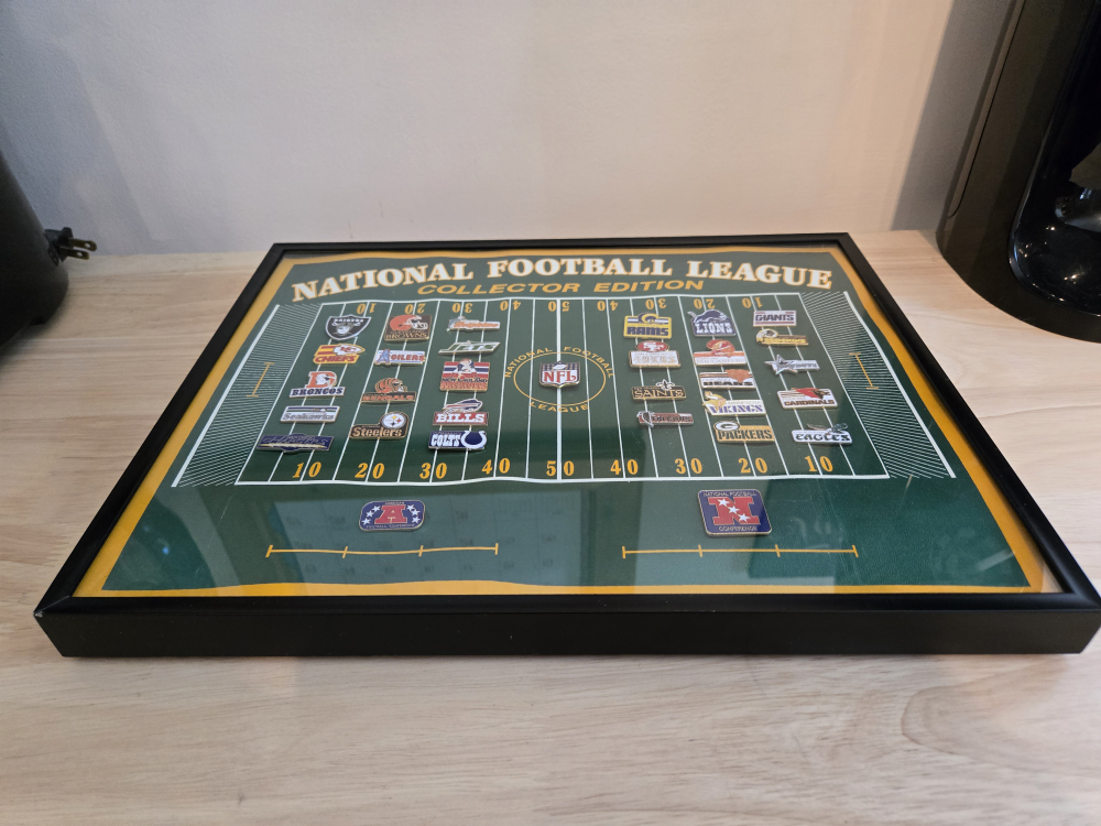 Vintage  NFL Collector Edition Framed Pin Set - photo 2