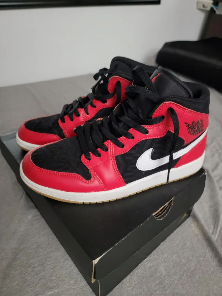 Air Jordan 1 Mid Black/Red Size 9 thumbnail