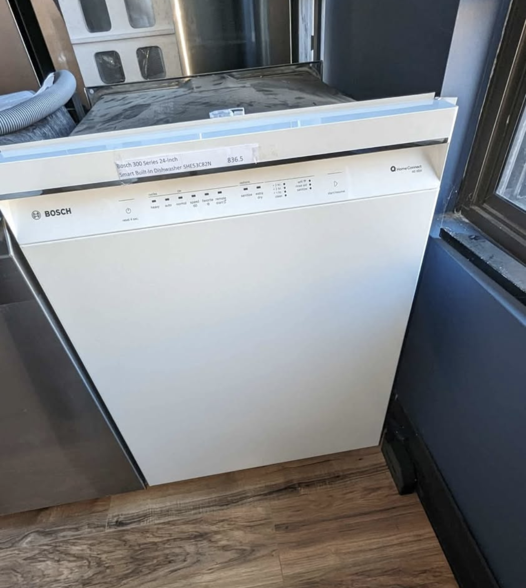 Bosch 300 Series 24" Smart Built-In Dishwasher – White