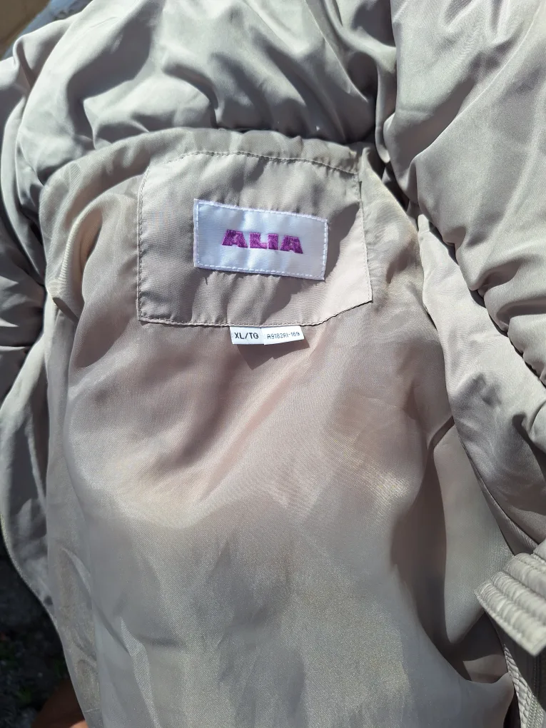 Alia XL Quilted Jacket - Beige 🇨🇦 (Kit Cat Club rescue) image indicator(2)