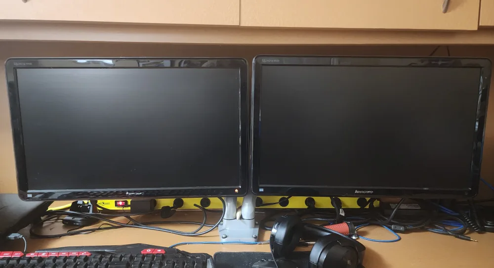 LG 2242TP Wide & Lenovo Monitor (100 both) thumbnail