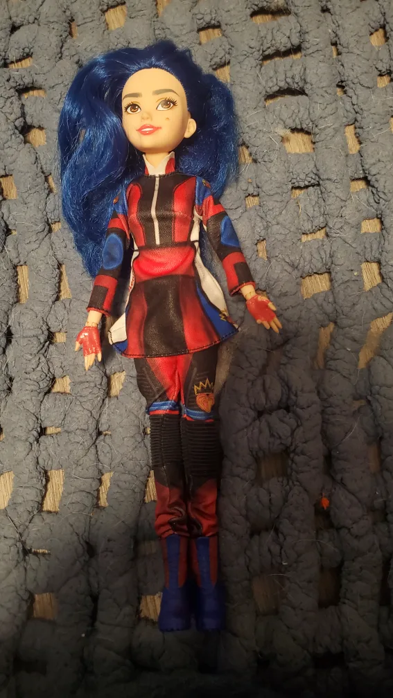 Mixed Lot of Fashion Dolls and Accessories image indicator(3)