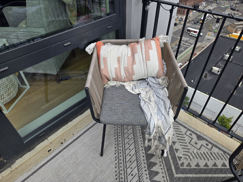 Outdoor patio furniture and rug - photo 3