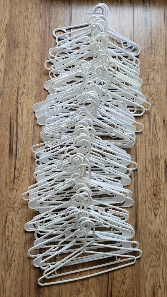 White Plastic Clothes Hangers - Lot of 80🇨🇦 thumbnail