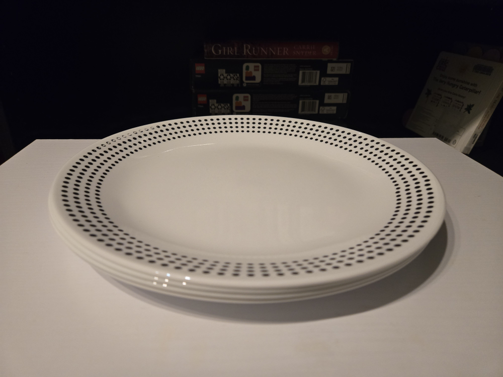 2 White Square & 4 Round Plates Set - photo 2