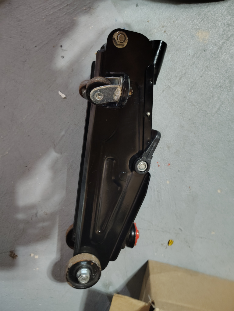 MotoMaster 2-Ton Hydraulic Trolley Jack - photo 4