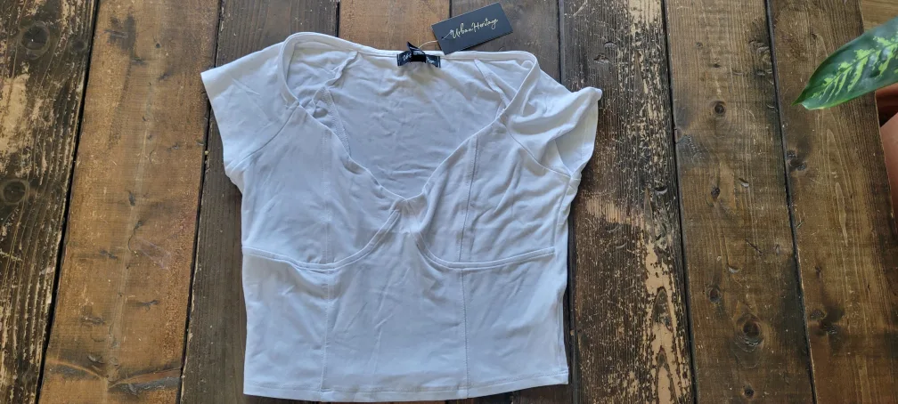 *NEW* White Top - Size M thumbnail