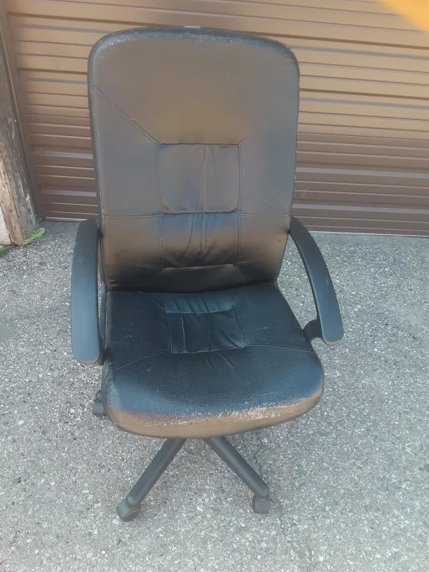 Used Black Office Chair thumbnail