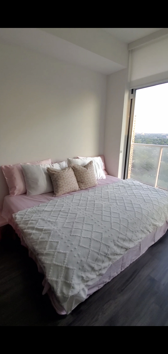 400$ High Quality Queen Mattress with box pick up asap