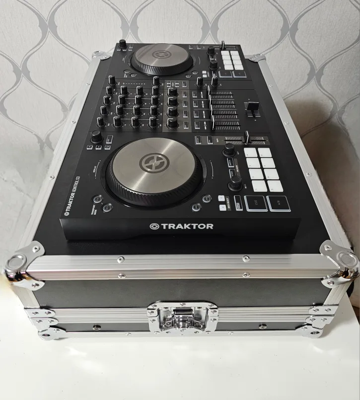 Traktor Kontrol S3 DJ Controller with Case image indicator(2)