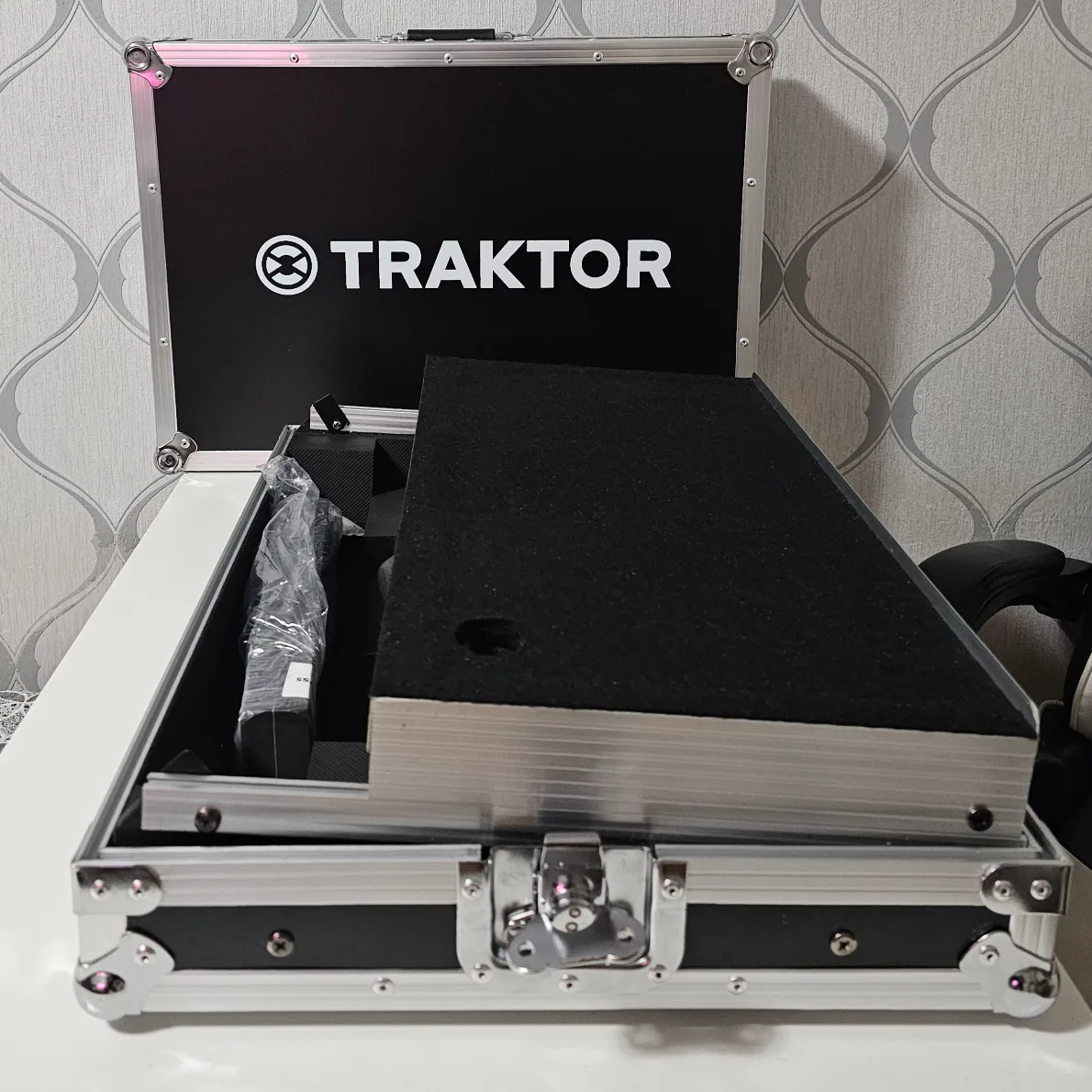 Traktor Kontrol S3 DJ Controller with Case image indicator(4)