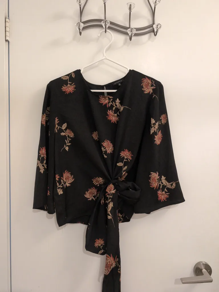 Dynamite Floral Tie-Front Blouse - Large 🇨🇦 thumbnail