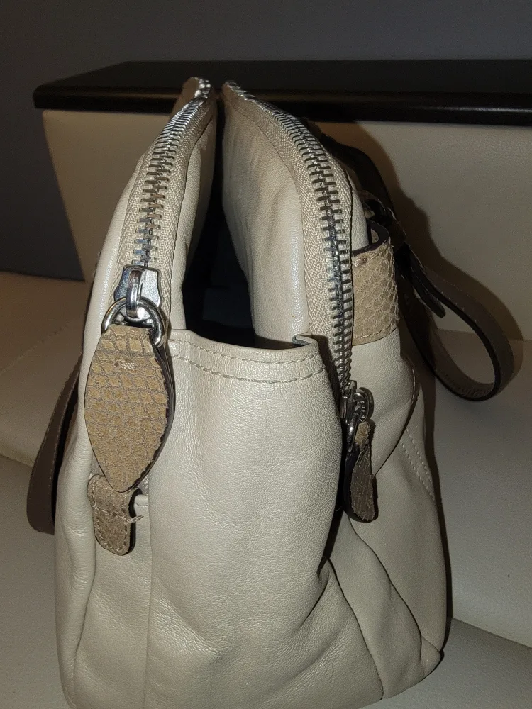 Coach Cream Leather Handbag image indicator(7)